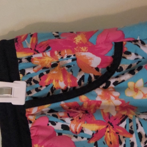 NOBO, Shorts w Blue and Pink Floral Design, Size L/G (11-13) - Picture 5 of 12